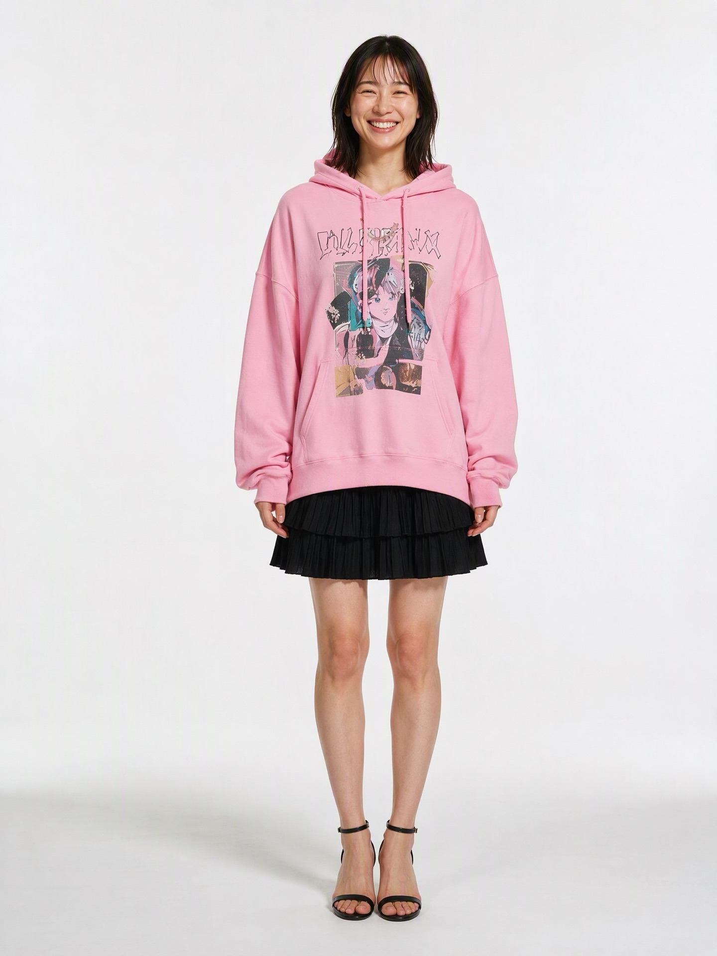 Ergebnis der Anprobe eines KI-gesteuerten Modells, das lediglich einen rosa Hoodie, einen schwarzen Rock und schwarze Riemchensandalen trägt.