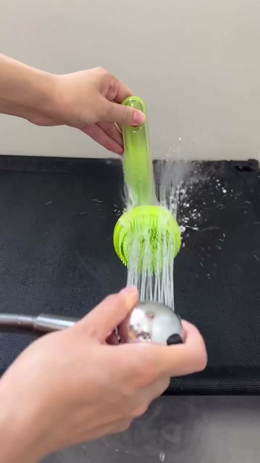 @petsgoodis original video 00:25.8: rinsing the brush surface